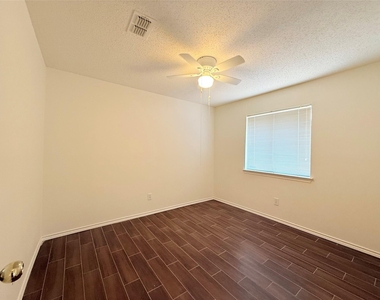 4512 Queenswood Drive - Photo Thumbnail 9