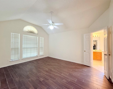 4512 Queenswood Drive - Photo Thumbnail 6