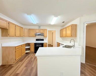 4512 Queenswood Drive - Photo Thumbnail 13