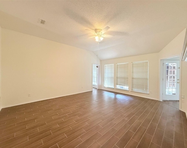4512 Queenswood Drive - Photo Thumbnail 11