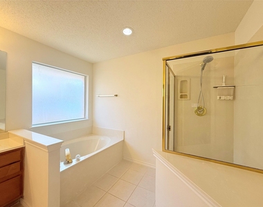 4512 Queenswood Drive - Photo Thumbnail 3