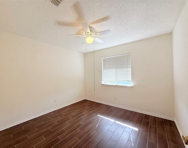 4512 Queenswood Drive - Photo Thumbnail 8