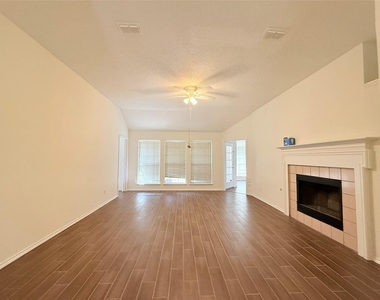 4512 Queenswood Drive - Photo Thumbnail 10