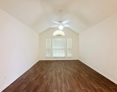 4512 Queenswood Drive - Photo Thumbnail 5