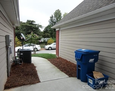 933 Central Park Circle - Photo Thumbnail 1