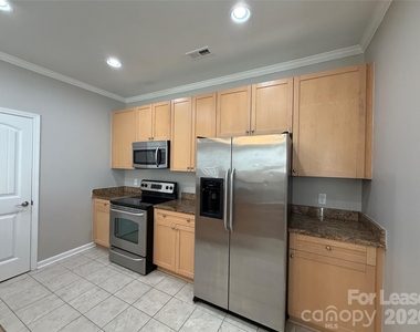 933 Central Park Circle - Photo Thumbnail 13