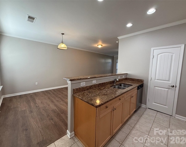 933 Central Park Circle - Photo Thumbnail 12