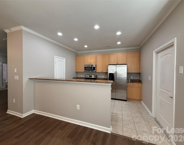 933 Central Park Circle - Photo Thumbnail 11