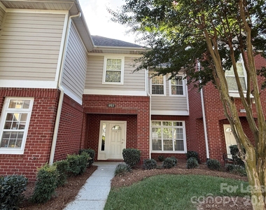933 Central Park Circle - Photo Thumbnail 3