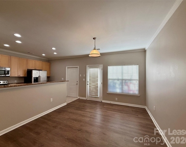 933 Central Park Circle - Photo Thumbnail 10