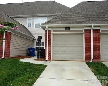 933 Central Park Circle - Photo Thumbnail 2