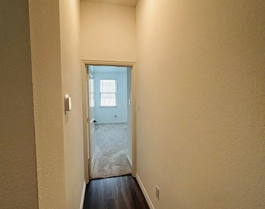 2106 Franklin Street - Photo Thumbnail 3