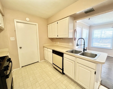 1811 Redwood Street - Photo Thumbnail 5
