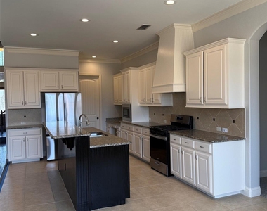 410 Oxford Place - Photo Thumbnail 4