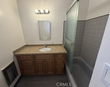 13418 Moorpark Street - Photo Thumbnail 7