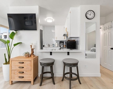 725 Kingston Court - Photo Thumbnail 7