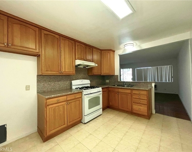 121 E Beacon Street - Photo Thumbnail 3