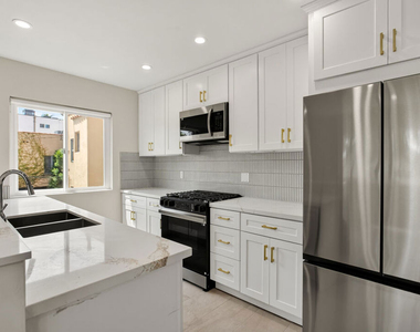 1470 Rexford Drive - Photo Thumbnail 3