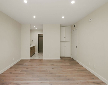 1470 Rexford Drive - Photo Thumbnail 15