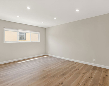 1470 Rexford Drive - Photo Thumbnail 12