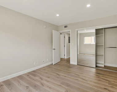 1470 Rexford Drive - Photo Thumbnail 11