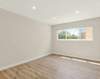 1470 Rexford Drive - Photo Thumbnail 10