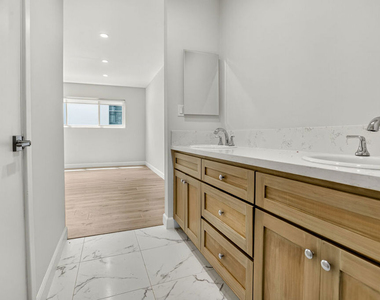 1470 Rexford Drive - Photo Thumbnail 17