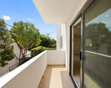1470 Rexford Drive - Photo Thumbnail 8