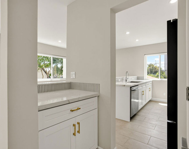 1470 Rexford Drive - Photo Thumbnail 2
