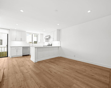 8611 Burton Way - Photo Thumbnail 5