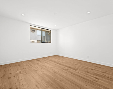 8611 Burton Way - Photo Thumbnail 9