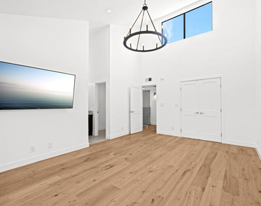 8611 Burton Way - Photo Thumbnail 12