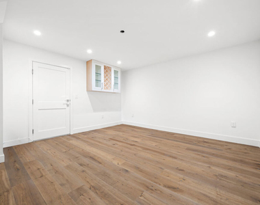 8611 Burton Way - Photo Thumbnail 17