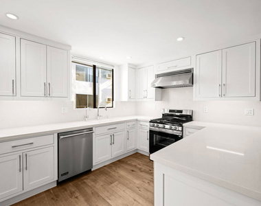 8611 Burton Way - Photo Thumbnail 7