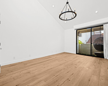 8611 Burton Way - Photo Thumbnail 11