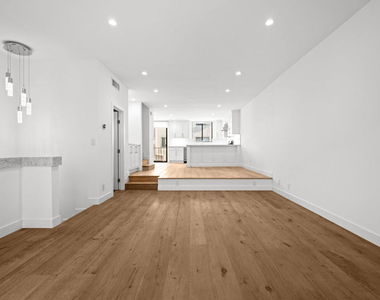 8611 Burton Way - Photo Thumbnail 3