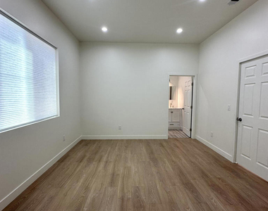 8515 Vanalden Avenue - Photo Thumbnail 8
