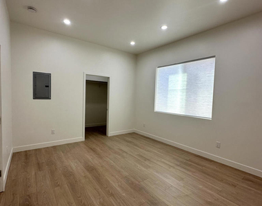 8515 Vanalden Avenue - Photo Thumbnail 9