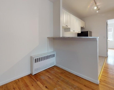 East 92nd Street - Photo Thumbnail 4