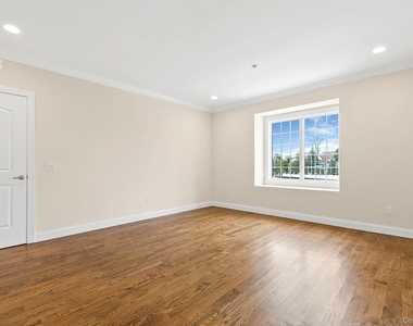 2 Ashford Avenue - Photo Thumbnail 10
