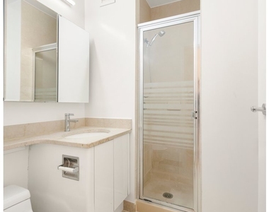 250 E 40th Street - Photo Thumbnail 15