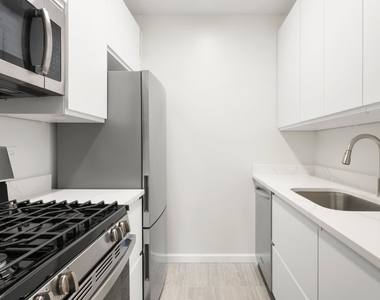 250 E 40th Street - Photo Thumbnail 3