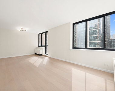 250 E 40th Street - Photo Thumbnail 2
