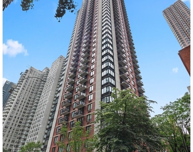 250 E 40th Street - Photo Thumbnail 14