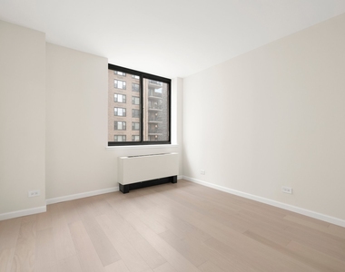 250 E 40th Street - Photo Thumbnail 5