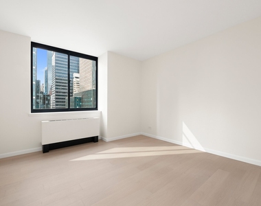 250 E 40th Street - Photo Thumbnail 4
