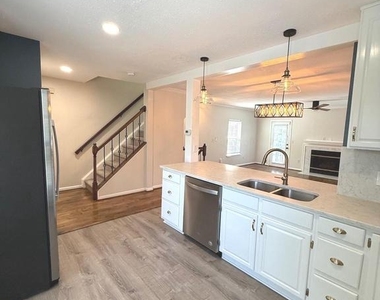 110 Lakeview Court - Photo Thumbnail 13