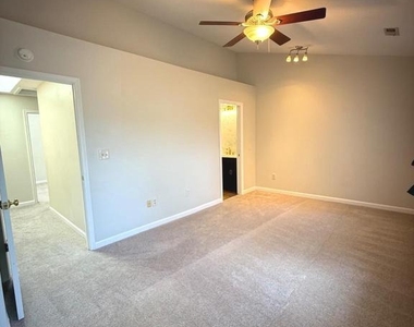 110 Lakeview Court - Photo Thumbnail 17