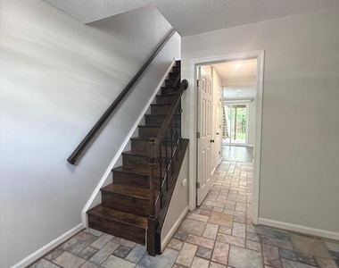 110 Lakeview Court - Photo Thumbnail 1