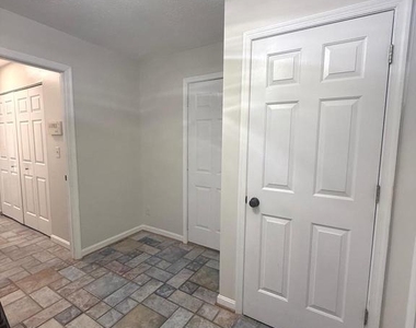 110 Lakeview Court - Photo Thumbnail 2